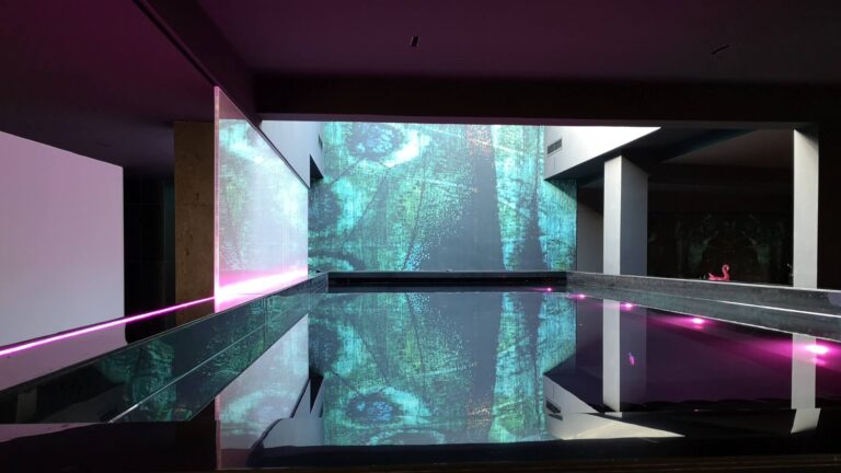 Architektonisch gestalteter indoor LD Custom Gegenstrompool mit LED-Beleuchtung.