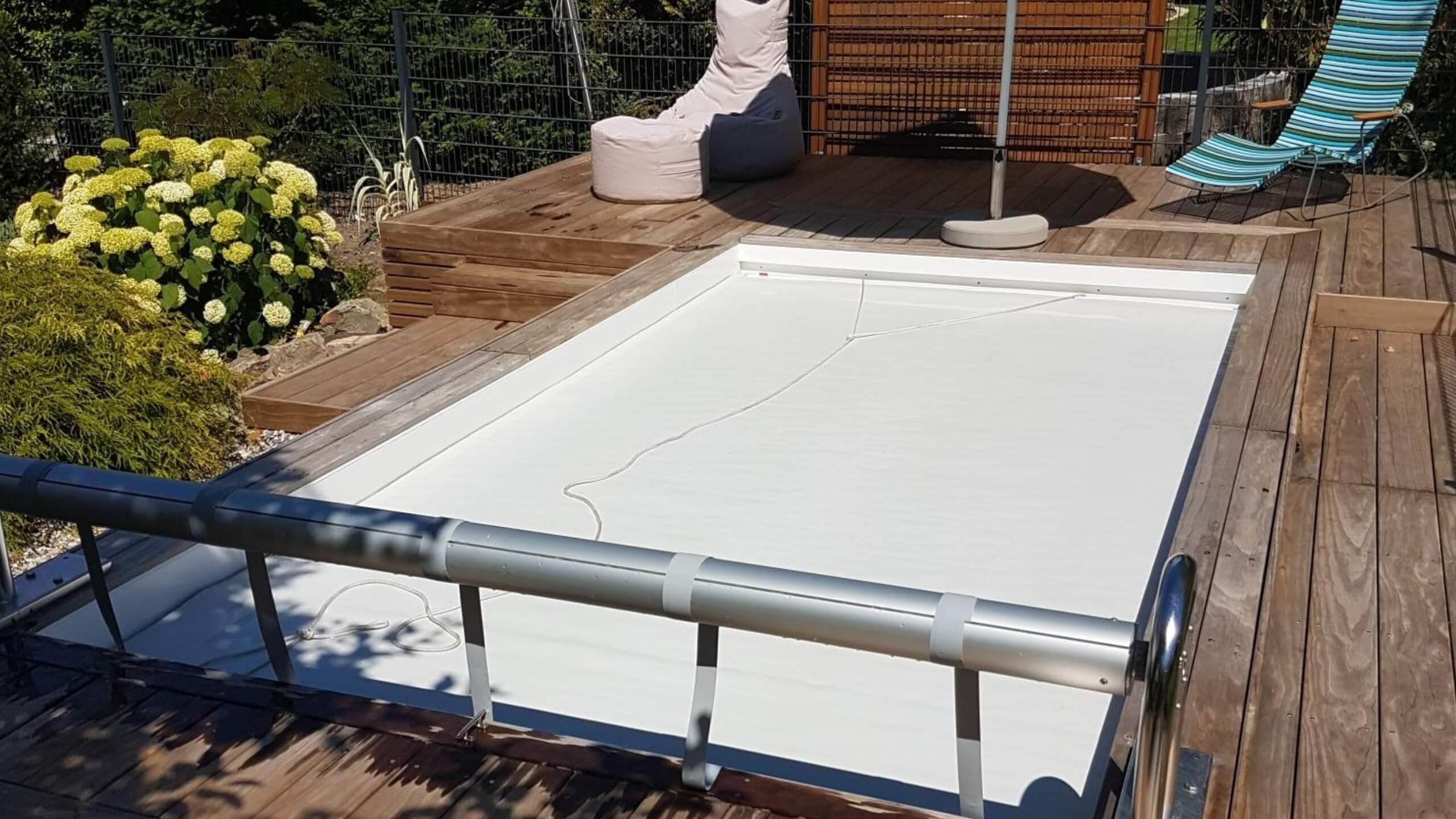 Die ausgerollte winterfeste Poolabdeckung ISOROL.